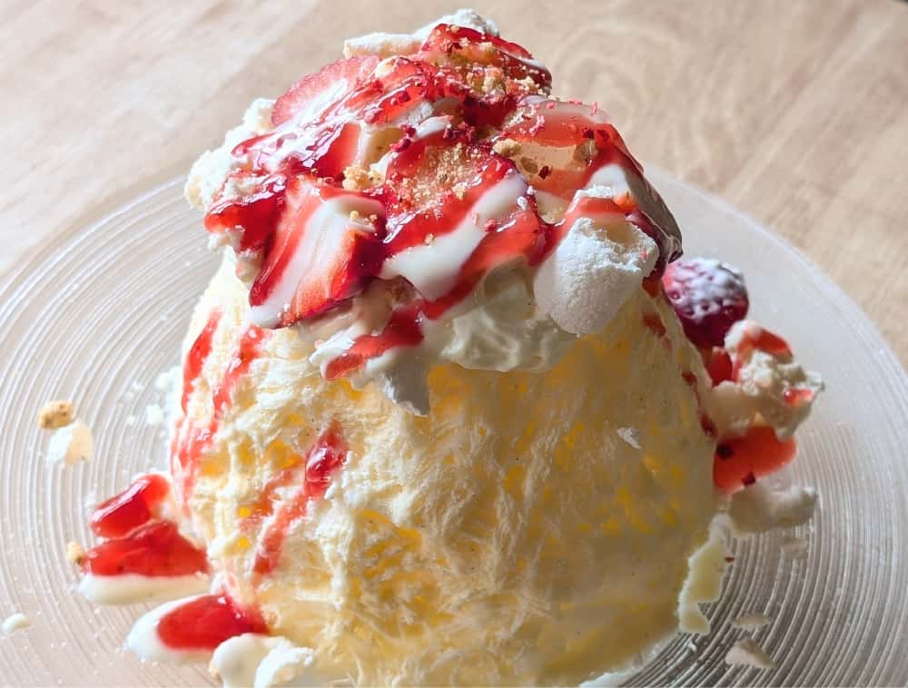 苺ティラミスのかき氷 ～古都華のパブロバ仕立て～