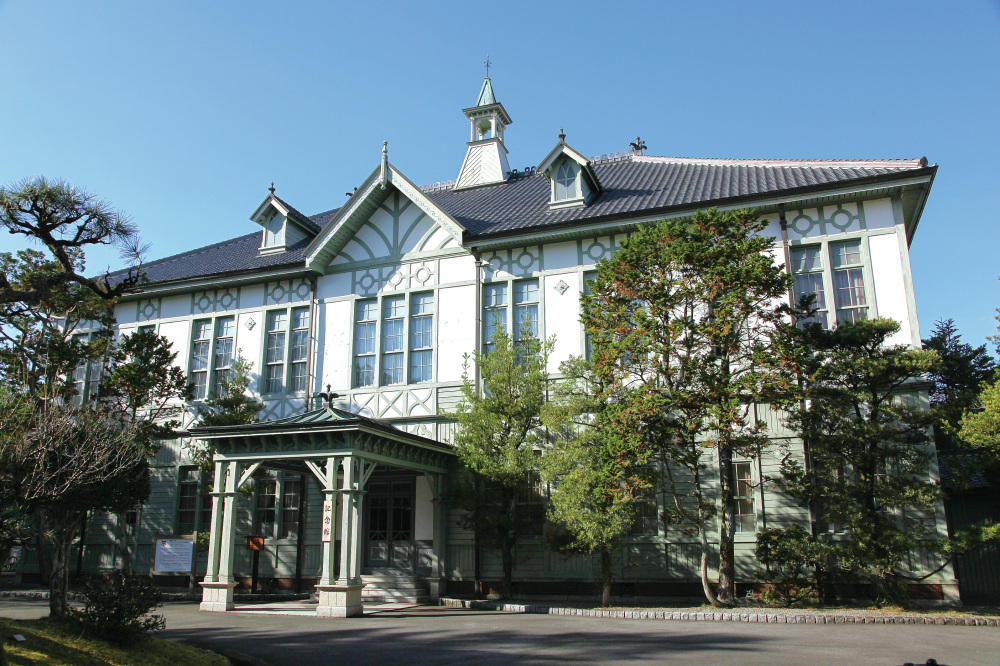 棟の中央の頂塔(ランタン)や明かり取り窓(ドーマー窓)にも特徴のある現・奈良女子大学記念館