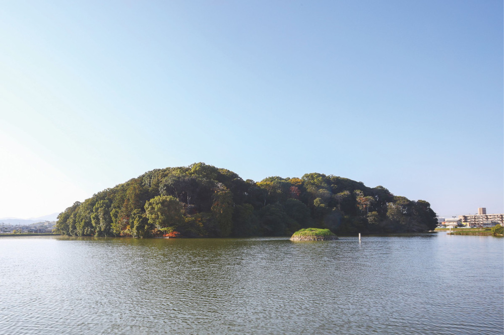 ＼手前の小さな円墳に注目／