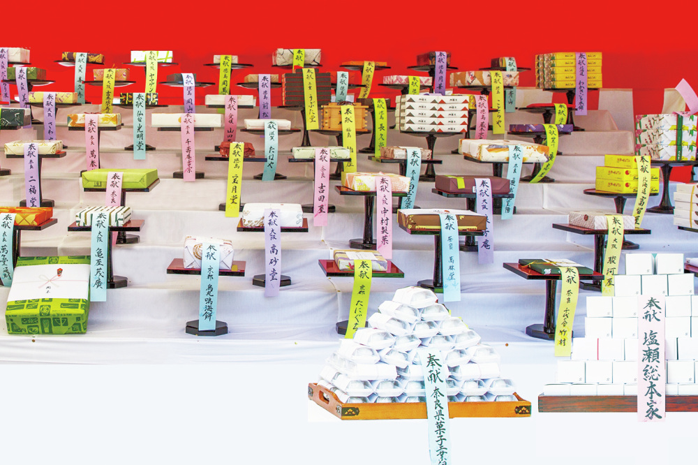 和菓子を中心に、全国の菓子業界から奉納された品々が並ぶ(写真提供:漢國神社・林神社)