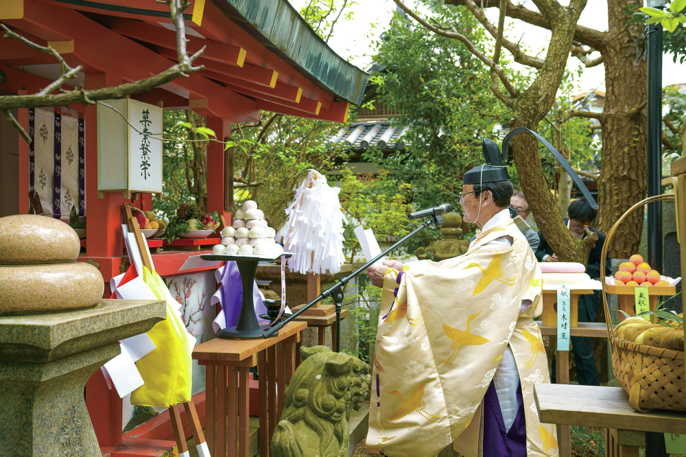 林浄因が中国に帰国した4月19日を命日として行われる饅頭祭（例大祭）では、菓子業界の繁栄を祈念。奈良の銘菓の販売も行われる(写真提供:漢國神社・林神社)
