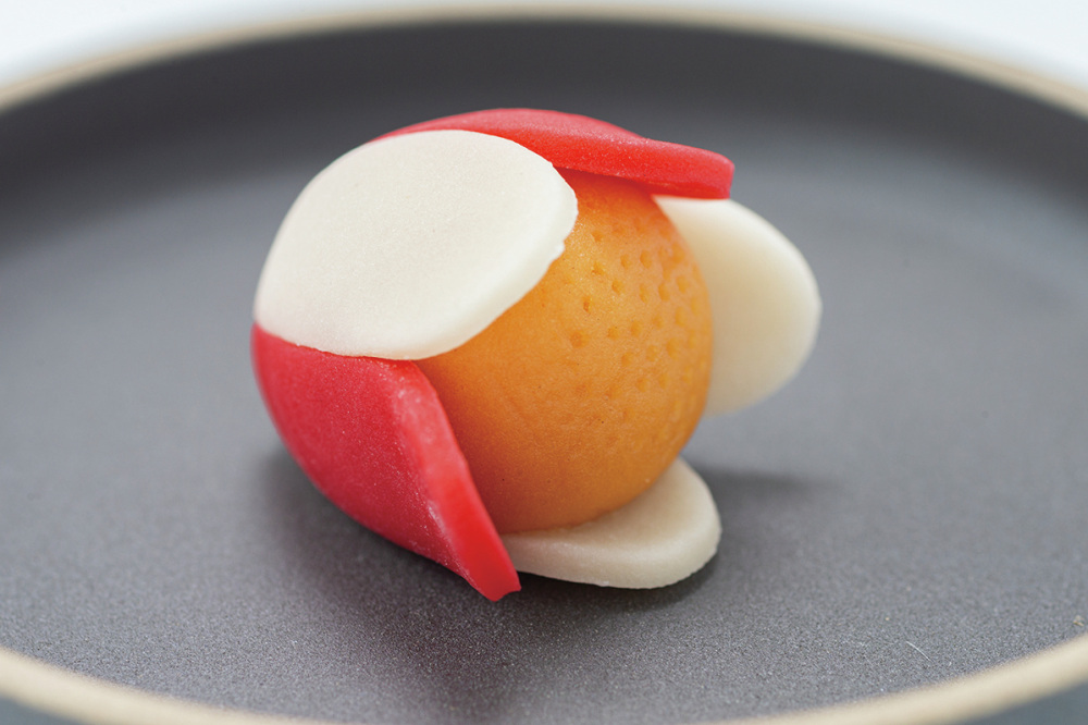 開山良弁椿／御菓⼦司 鶴屋徳満※花芯は黄身餡を使用