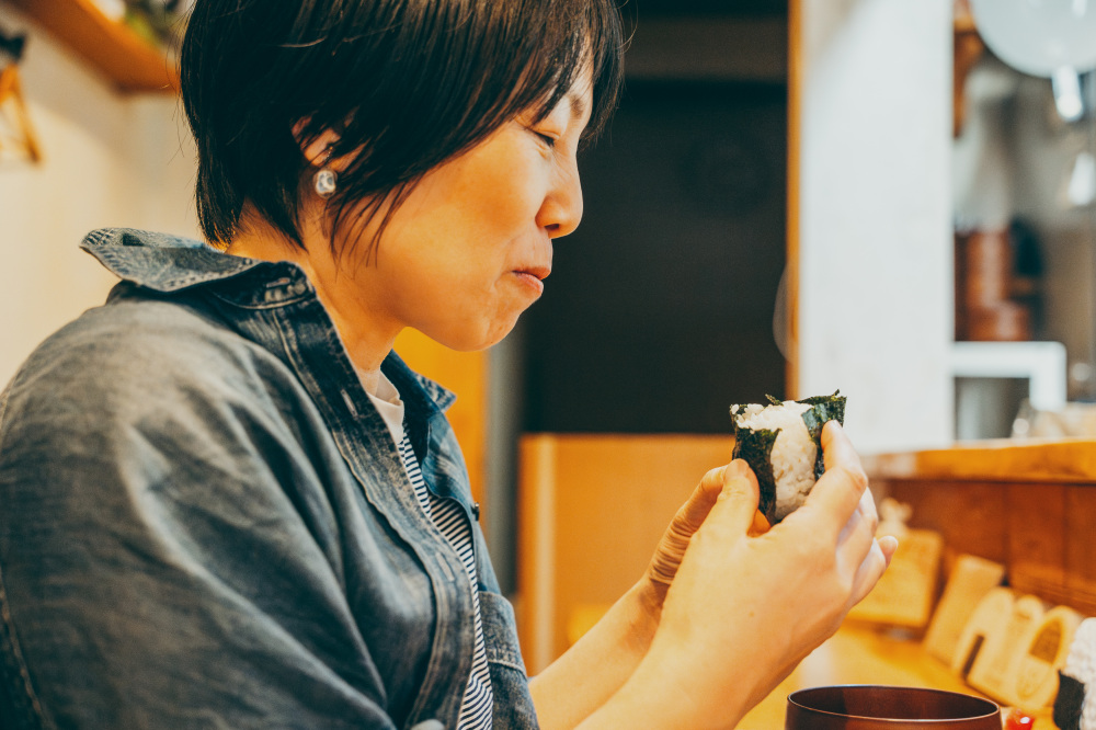 まずはシンプルな塩むすびから！