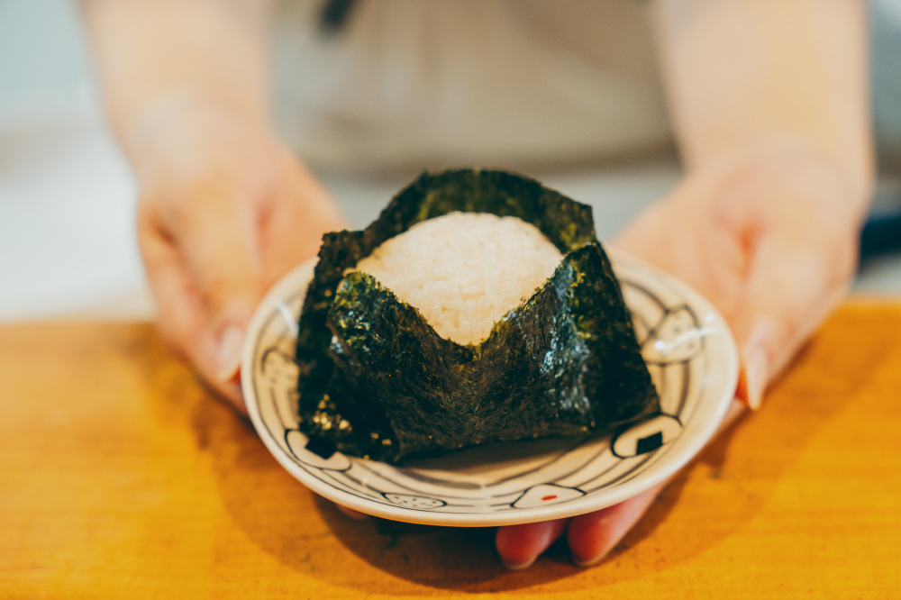 黄金バランスのおむすび、輝いている