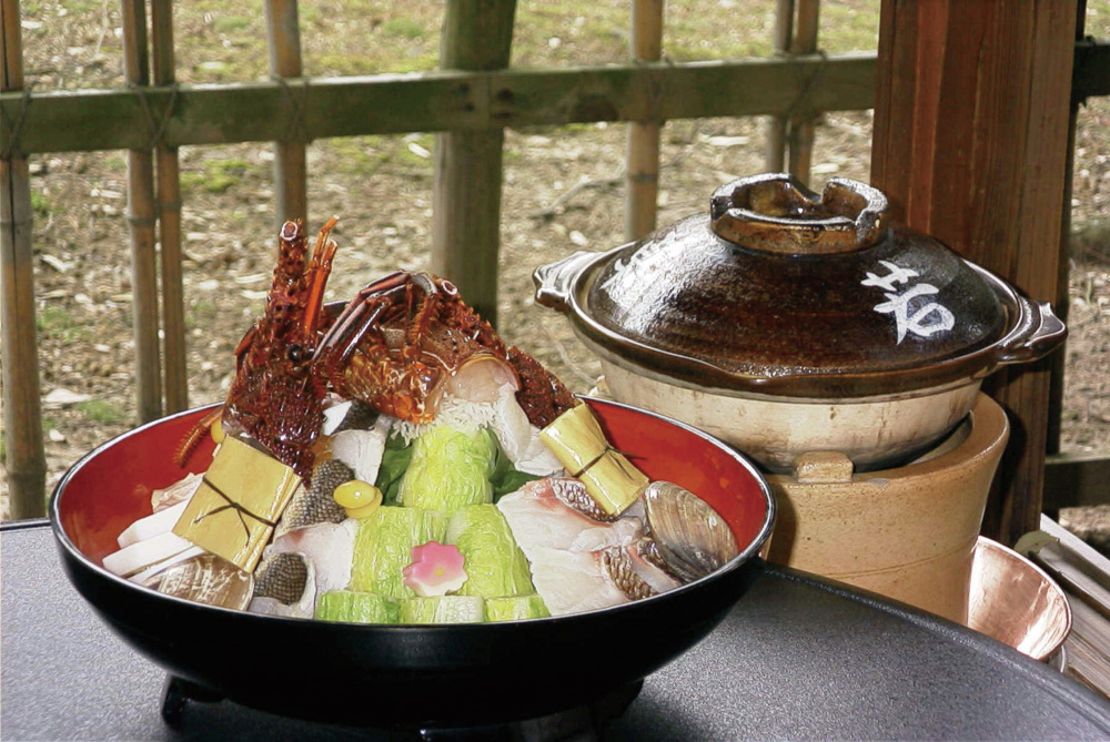 志賀直哉が命名したと伝わる「若草鍋」は、ホウレンソウを土台に具材をこんもり盛り付けた名物料理 ※提供は10月～3月のみ