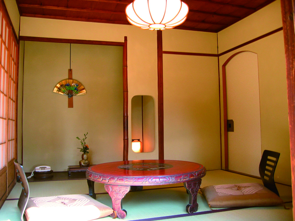 志賀が好んだ影向の間 ※本人が使用した丸机を出して撮影（通常はありません）