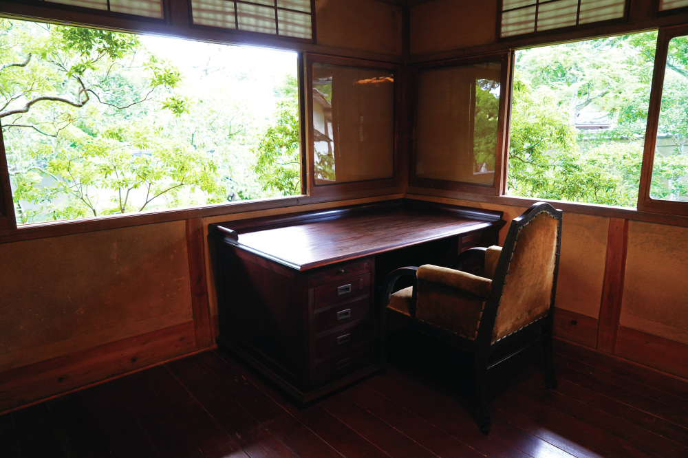 日差しの変化が少なく落ち着いた空間が広がる1階北側の書斎