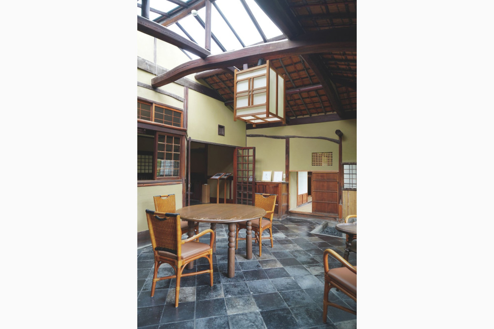 約15畳のサンルーム。大きなガラス張りの天窓があり、床は特注の瓦（磚〈せん〉）が敷かれている