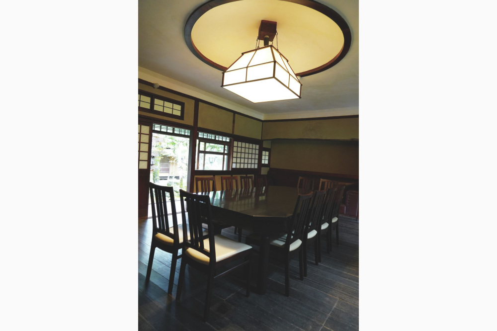 アールデコ様式を思わせる白壁の天井、珍しい赤松の長押（なげし）などが特徴的な食堂