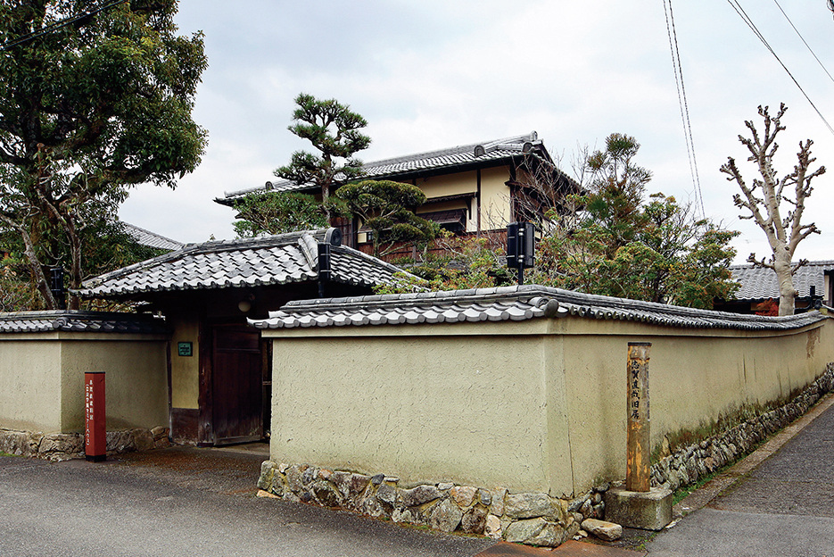 閑静な住宅街の一角に佇む