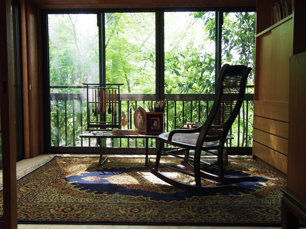 絵や書、仏像を彫るなど、入江が趣味にふけった光の差し込むアトリエ