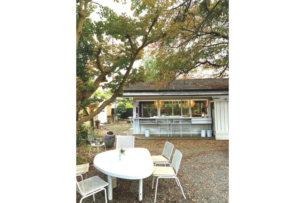 洋画家・足立源一郎が欧州から帰国後に建てたアトリエや庭は、のどかで開放的な雰囲気 