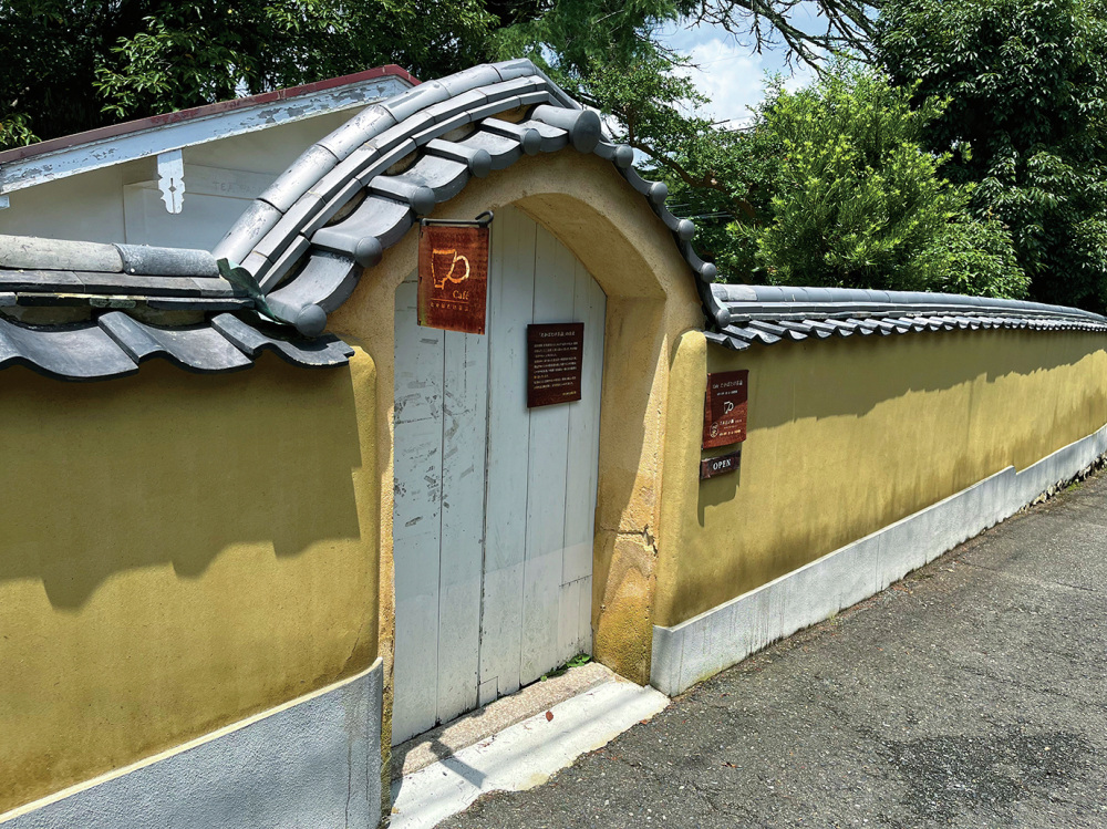 アーチの門がカフェの入り口