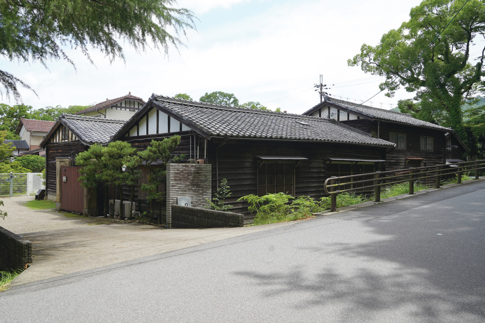 一見工場に見えない切妻屋根の建物 