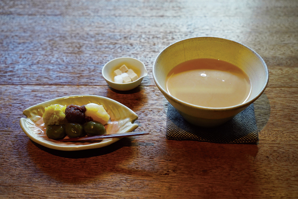 奈良市田原地区の竹西農園の上ほうじ茶を使った白玉だんごとほうじ茶ラテのセット