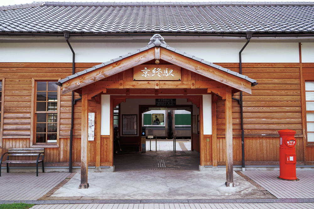 主に檜を使用した京終駅舎