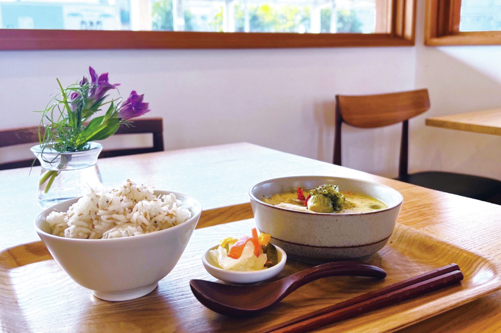 ごはんやおにぎり、トーストなどとスープを組み合わせるランチ