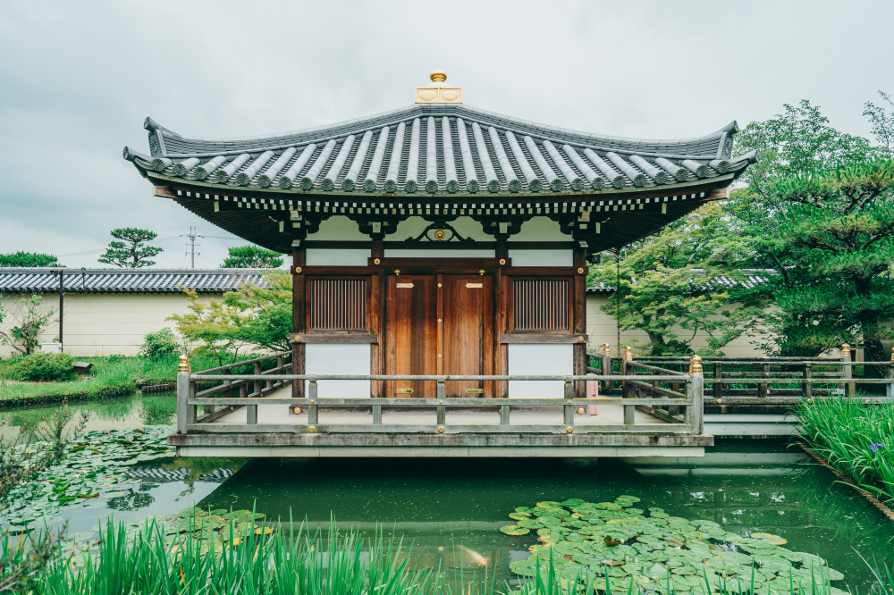 池の中に建てられた護摩堂。御前様のお人柄が偲ばれる