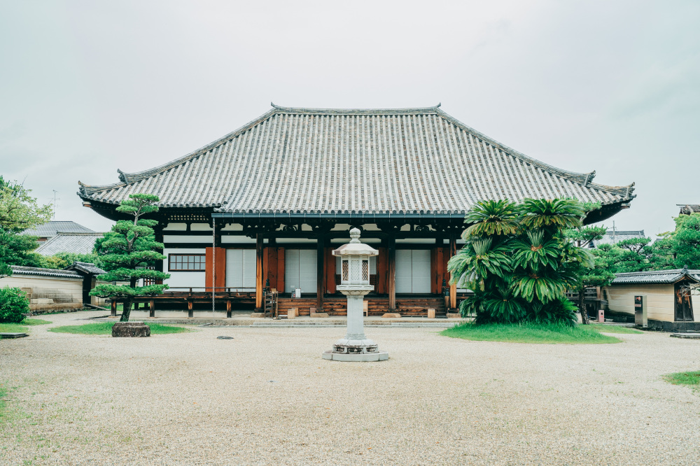 本堂。法華寺は様々な人の思いを受け継ぎながら残ってきた