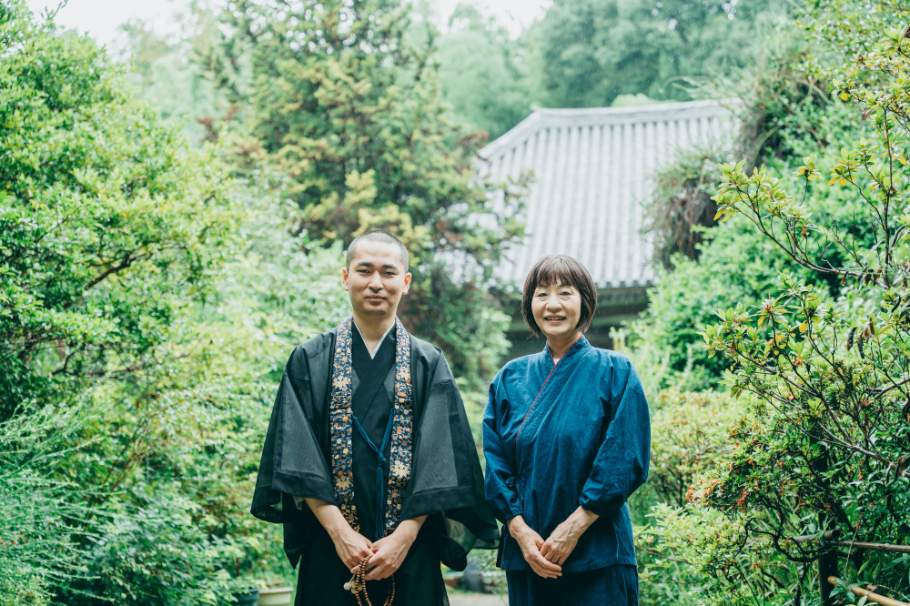 左 不退寺 僧侶 藤木津賢さん、右 執事長 藤木惠永さん