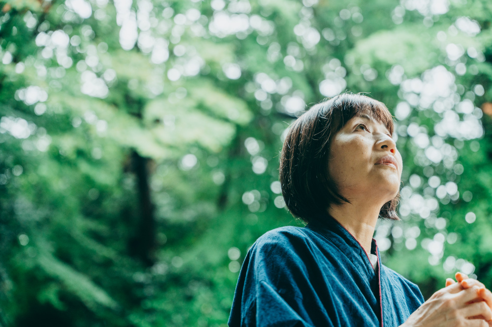 部屋を出て境内へ。木漏れ日が美しい