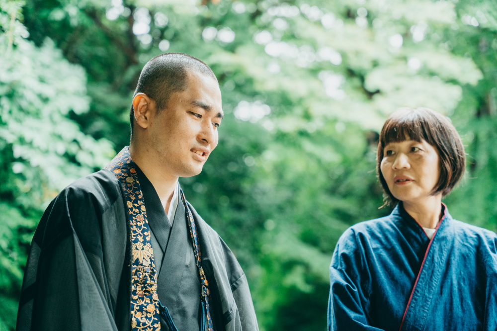 境内で思い出を語る津賢さん