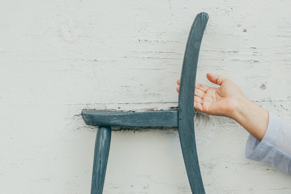 くるみの木看板。椅子がモチーフになっている