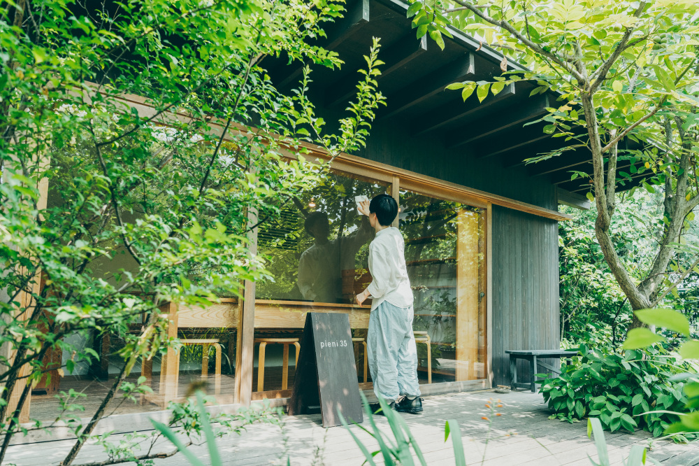 「pieni35」で庭の木々の美しさを楽しんでもらえるようにと窓を拭く