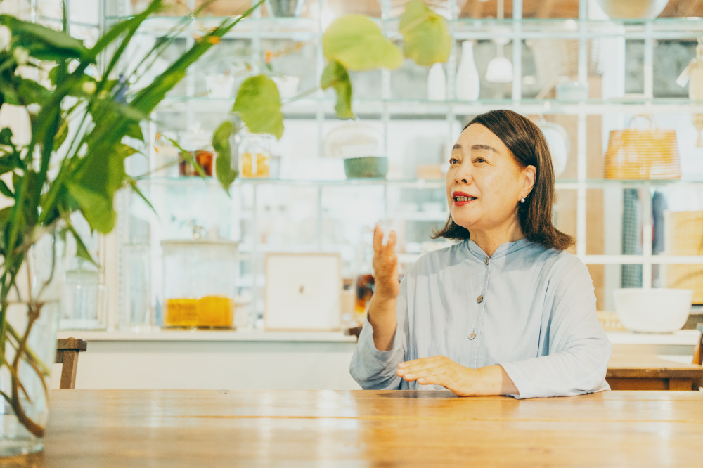 オープン当時のままの大きなテーブルでお話しをうかがう