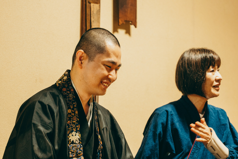 最初は少し緊張気味だった津賢さん。和やかな雰囲気に