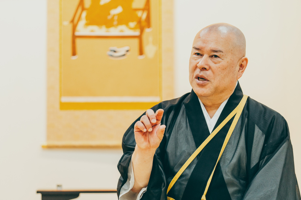 笑顔でこれまでの試行錯誤を語る石川住職