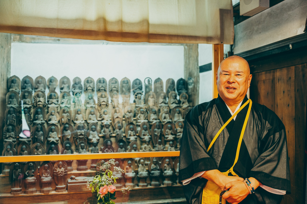 おじい様が彫り上げた八十八体佛と笑顔の住職