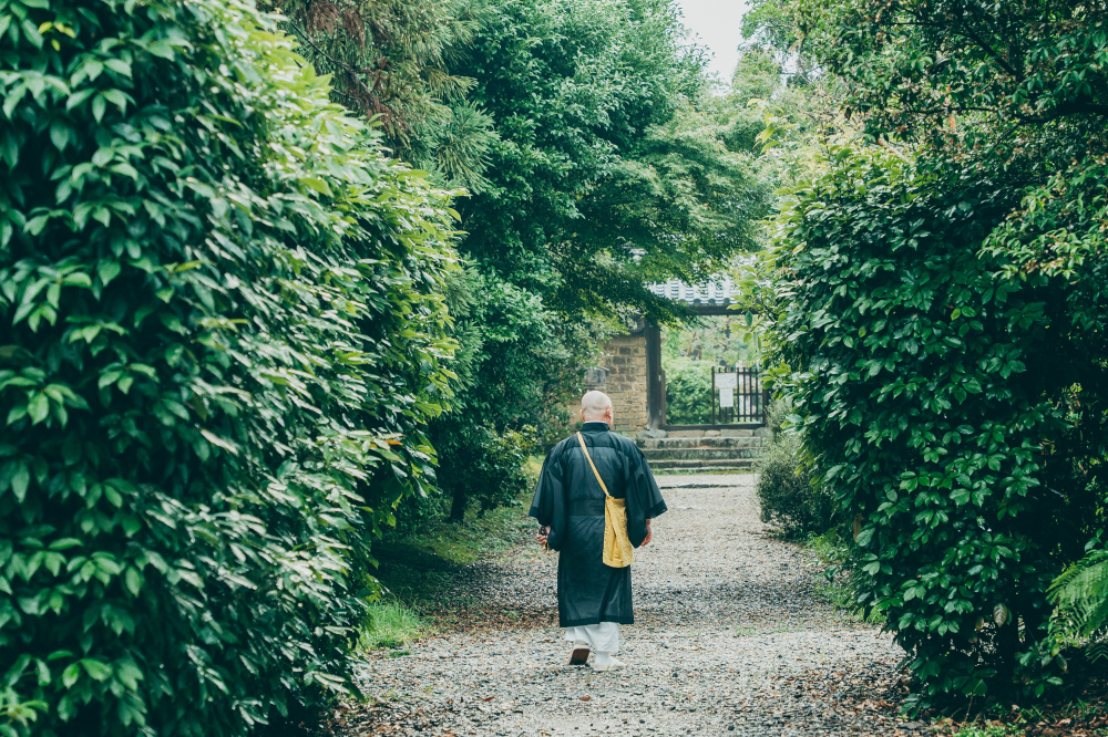築地塀と住職。いつまでも残ってほしい佐保路の風景