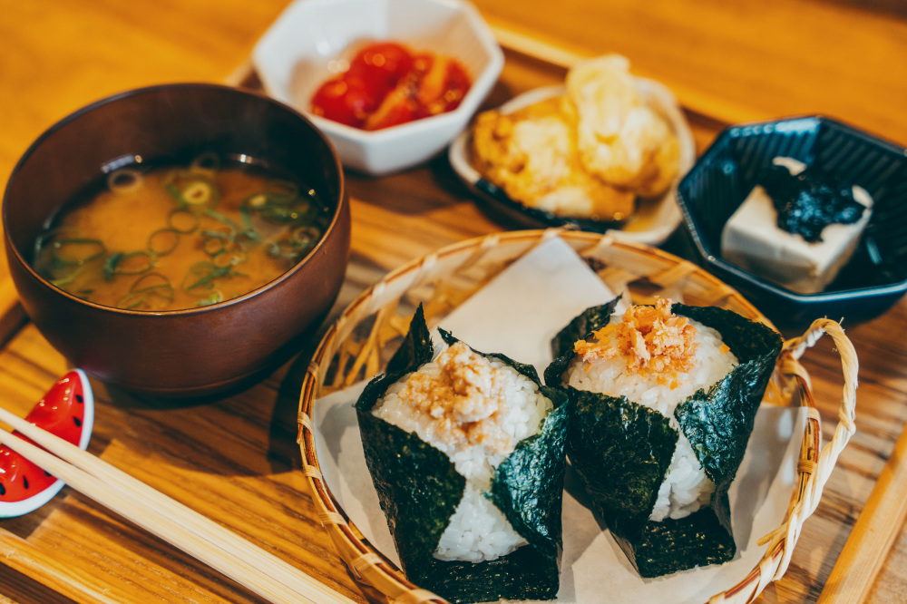 一汁三菜セット。おむすびは10種類から2つ選べる（写真はとりそぼろとしゃけ）