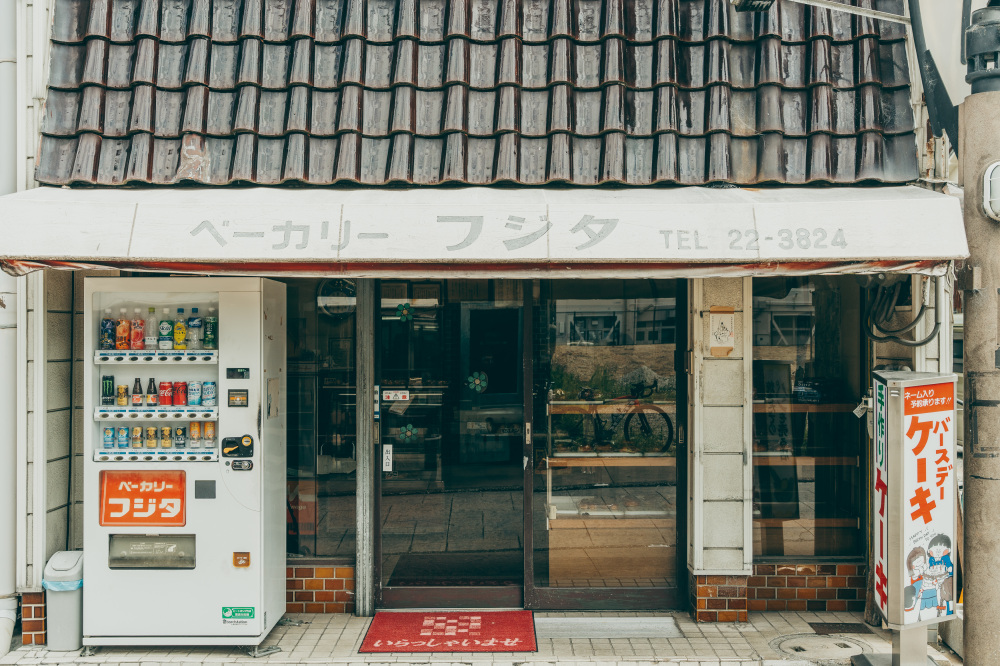 ガラス越しにたくさんのパンが並ぶ