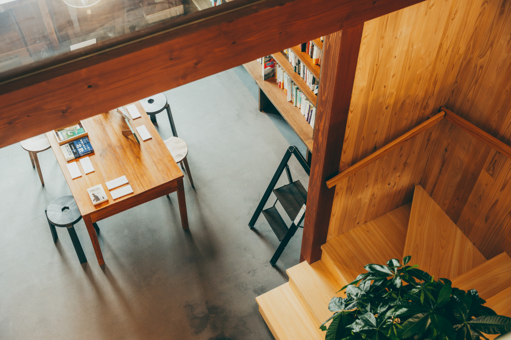 木と本の匂いに包まれた心地よい空間