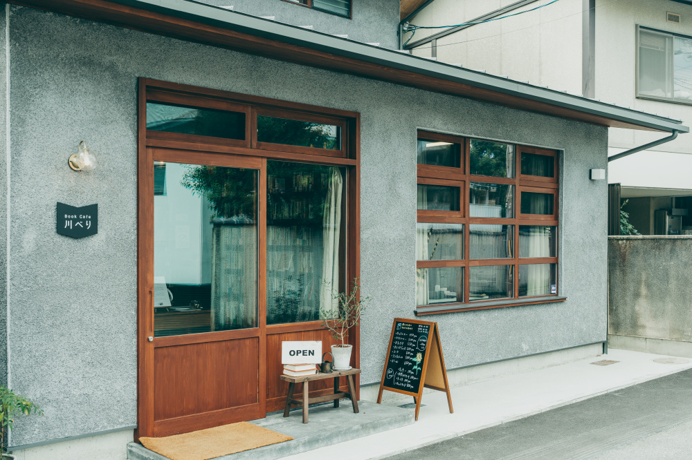 シンプルな外観。右側の窓の奥は編集室