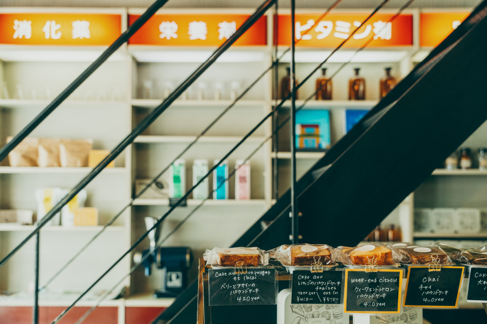 1階部分は薬局の雰囲気そのまま。