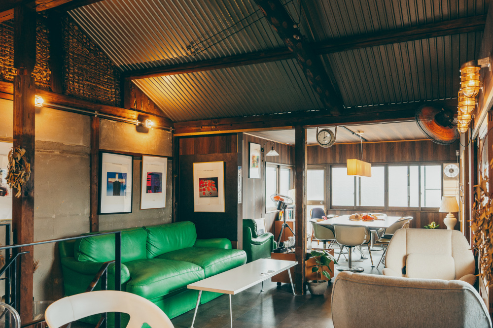 2階はカラフルな空間。お気に入りの席を見つけて