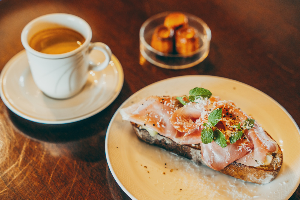 ブランチにおすすめのタルティーヌ。小菓子、ドリンク付き