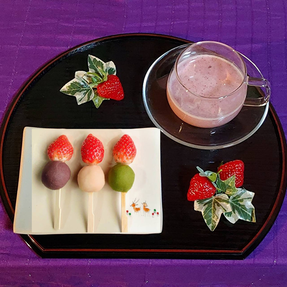 Strawberry Japanese Sweets & Strawberry Milk Kudzu Drink  Dine-in only: ¥1,300(tax included)