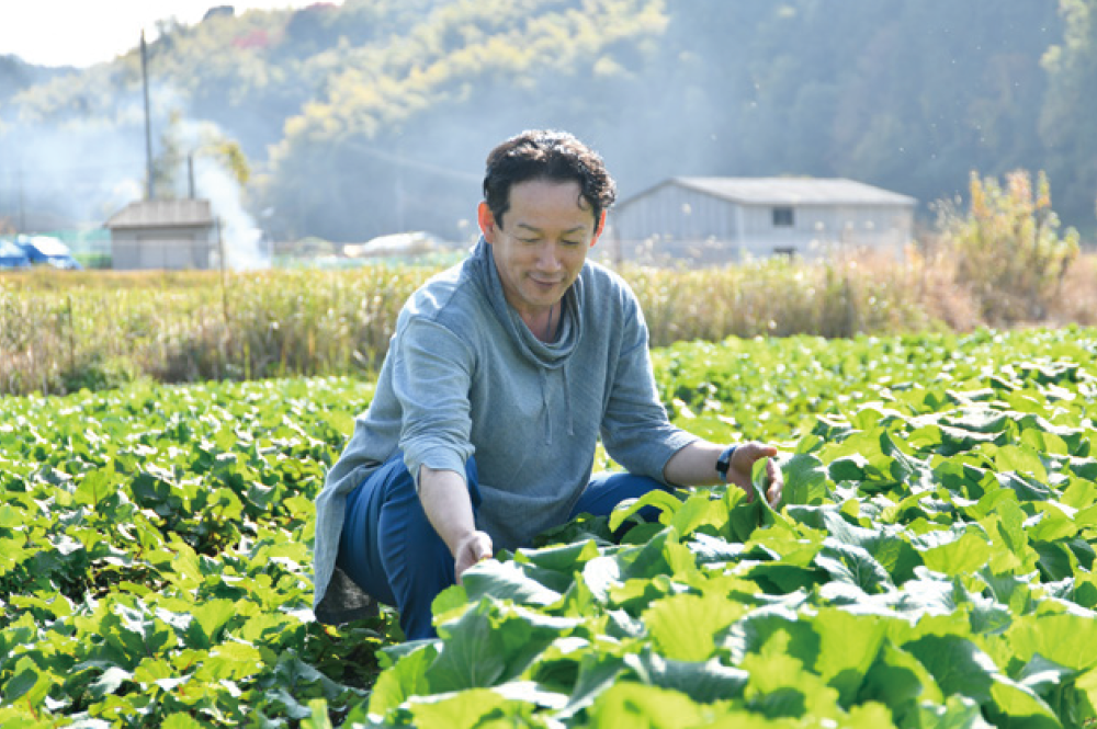 今市かぶや歌姫だいこんなど、希少な大和伝統野菜を慈しみながら育てる三浦さん。無農薬の畑で元気な野菜と会話を交わすのが日課