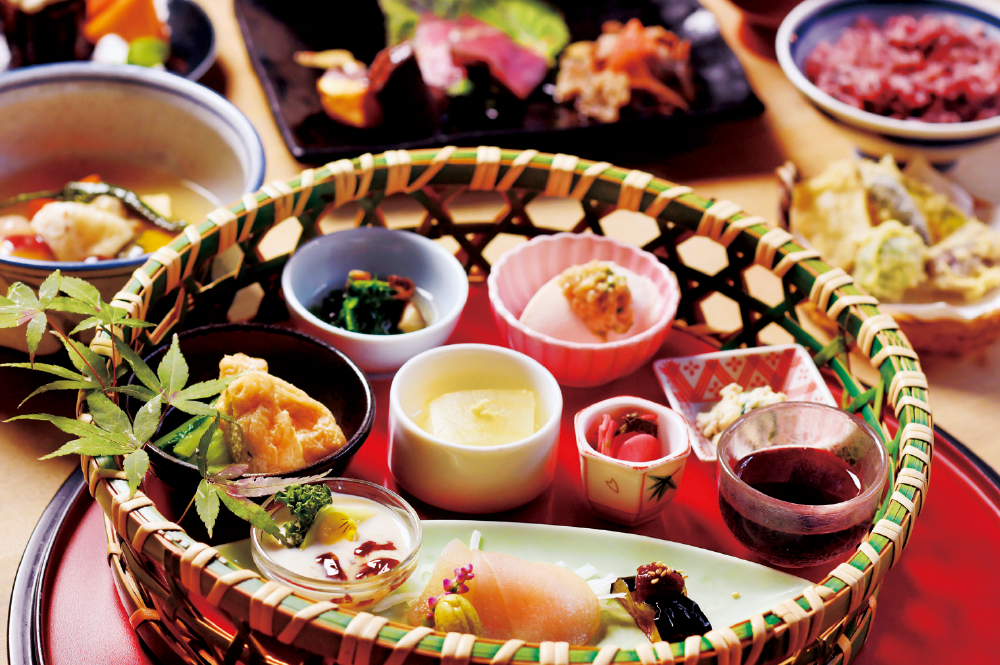 大和伝統野菜をふんだんに使った料理に、大和牛3種盛や月替わりのカヌレなどが付いたお昼の粟「収穫祭」御膳