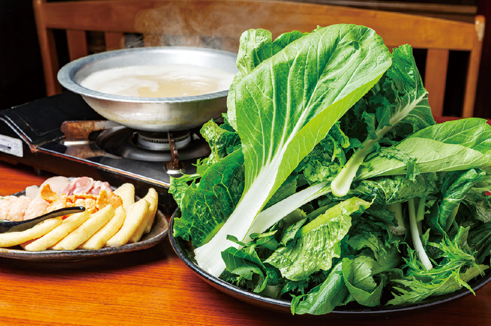 鶏がらを長時間煮込んだスープで味わう、大和野菜 草鍋 鶏スープセット。大山どりや自家製つくね、えびせん、うすあげなどがセットに