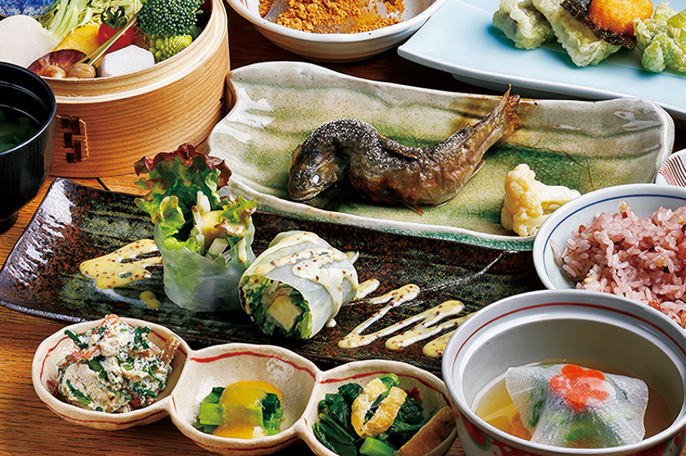 岩魚やヤマトポークなどサイドメニューを選べる、大和の野菜会席。ランチの場合は要予約