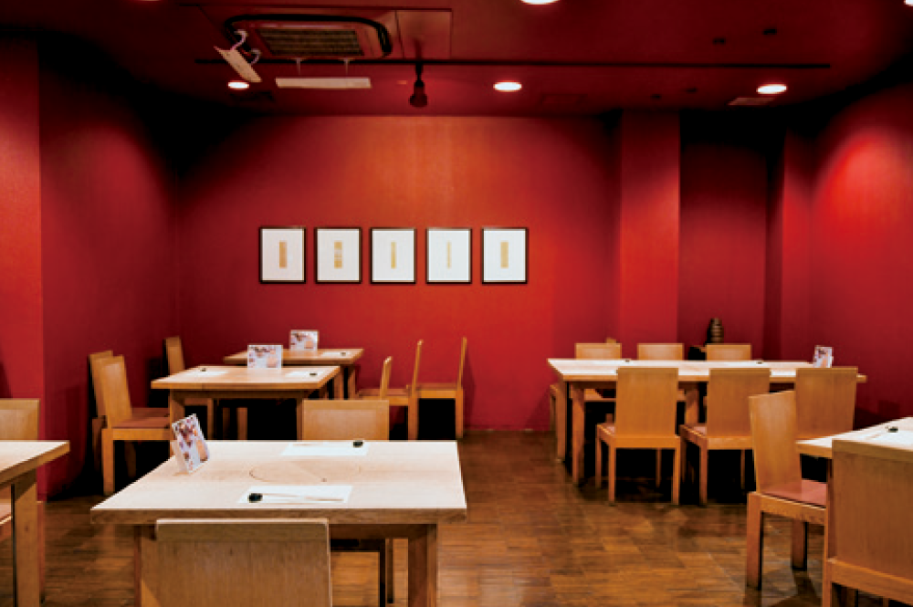 モダンで落ち着いた雰囲気！カウンター席もあり