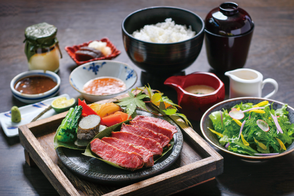 牛フィレ肉と大和野菜の柿の葉陶板焼き。香草と和漢漂うサラダや吸いとろろ、なめらかな飛鳥ぷりんなどがセットになったランチ