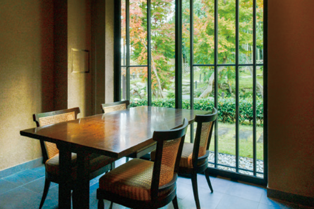 木の温かみを感じる個室