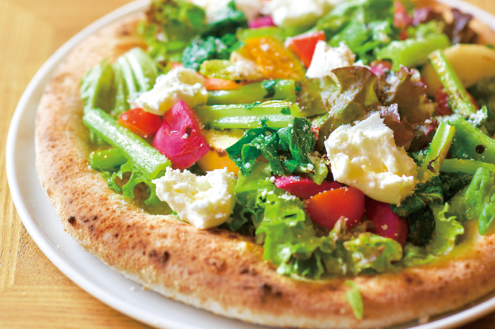 旬の大和伝統野菜も盛り込む、ピッツァナラッド。各種チーズのコクが野菜と絶妙にマッチ