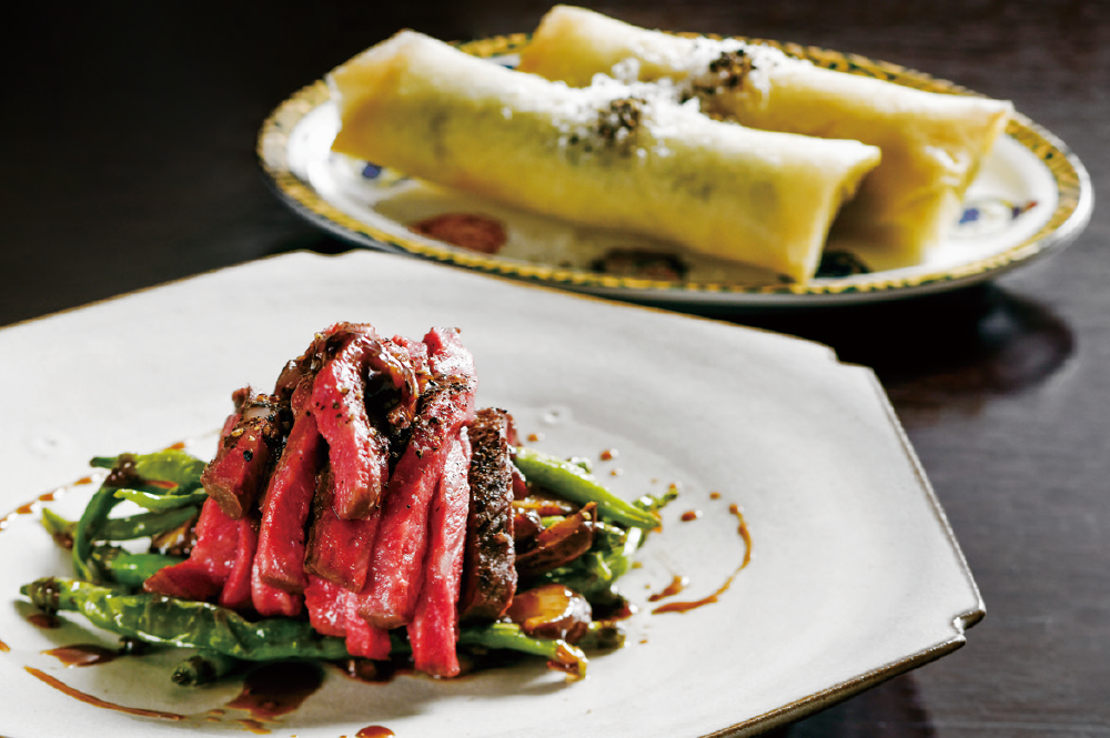 低温で火入れした大和牛、春日早生と紫とうがらしのチンジャオロース、マッシュした新じゃがにひもとうがらしと生ハム、チーズなどを入れた、春巻き